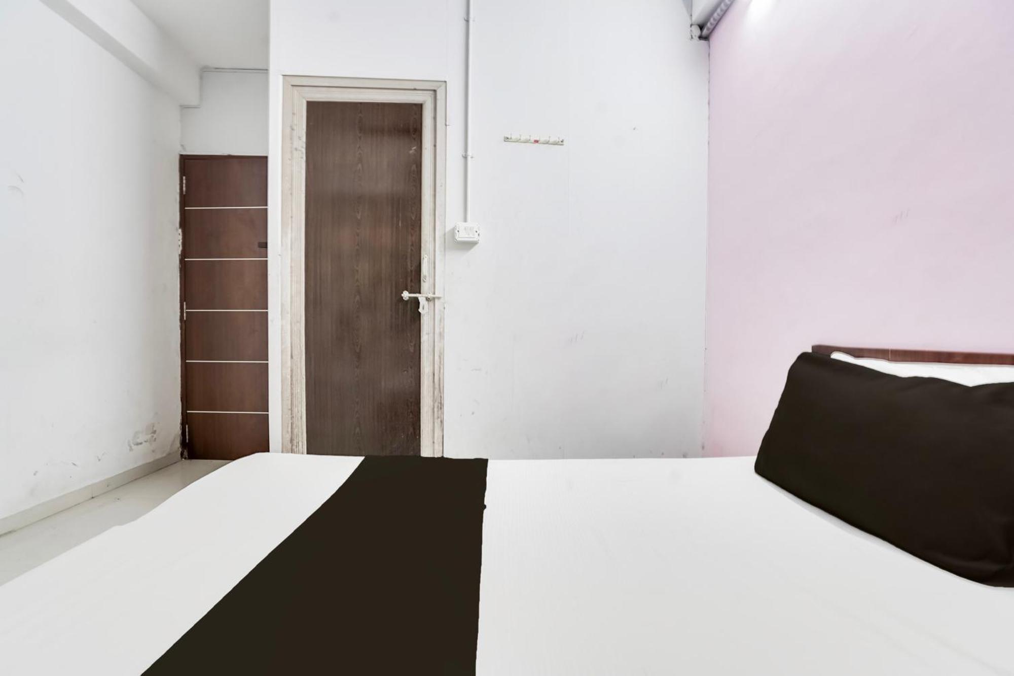 Hotel O Day Night Rooms Surat Dış mekan fotoğraf