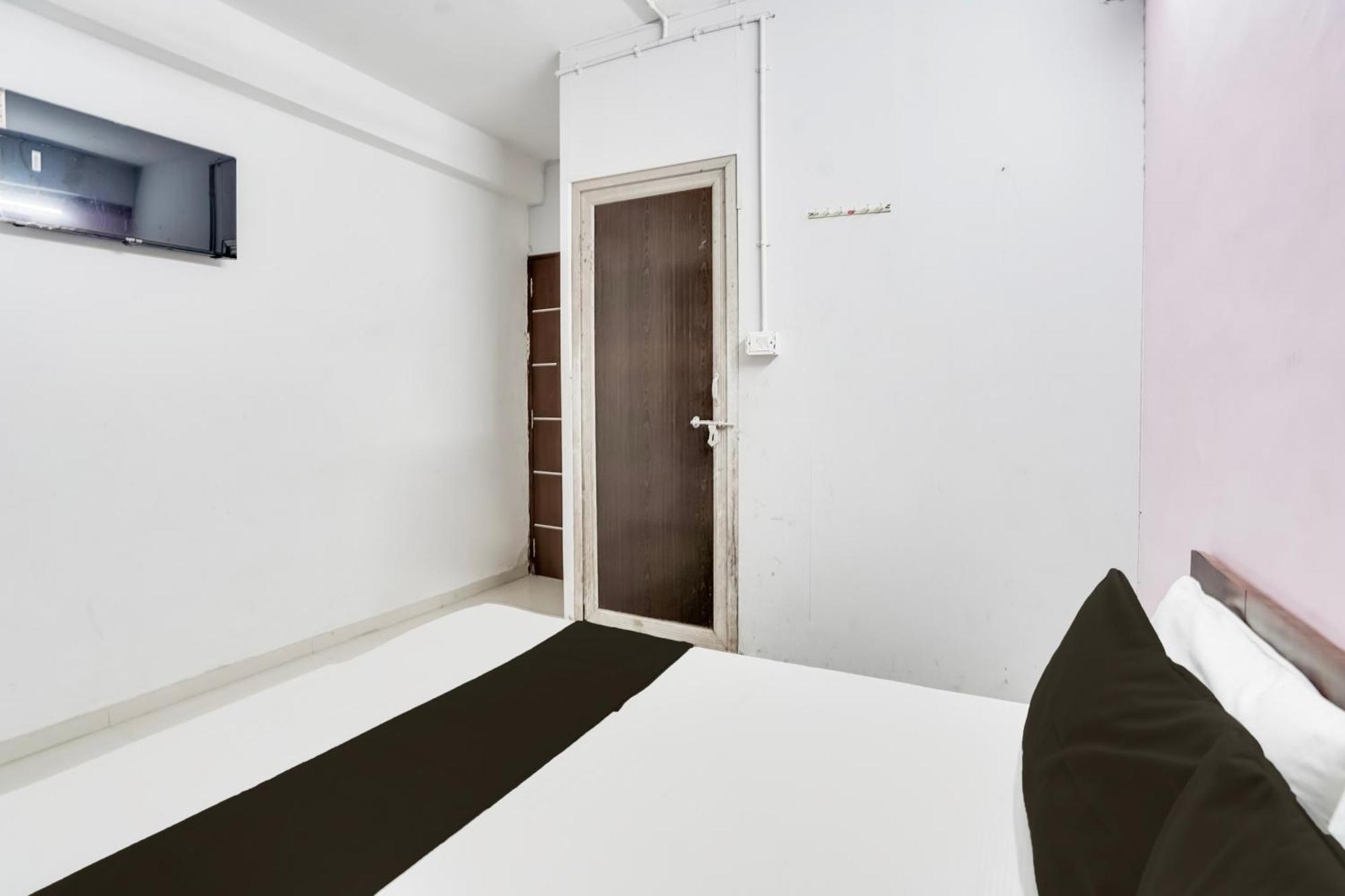 Hotel O Day Night Rooms Surat Dış mekan fotoğraf