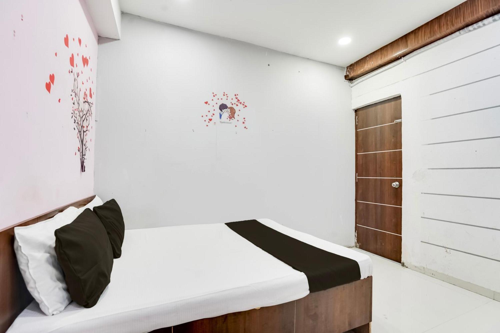 Hotel O Day Night Rooms Surat Dış mekan fotoğraf