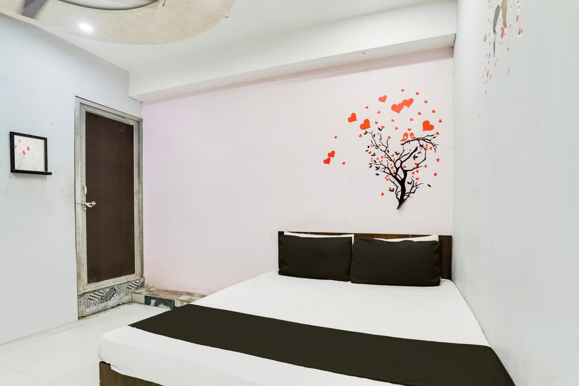 Hotel O Day Night Rooms Surat Dış mekan fotoğraf