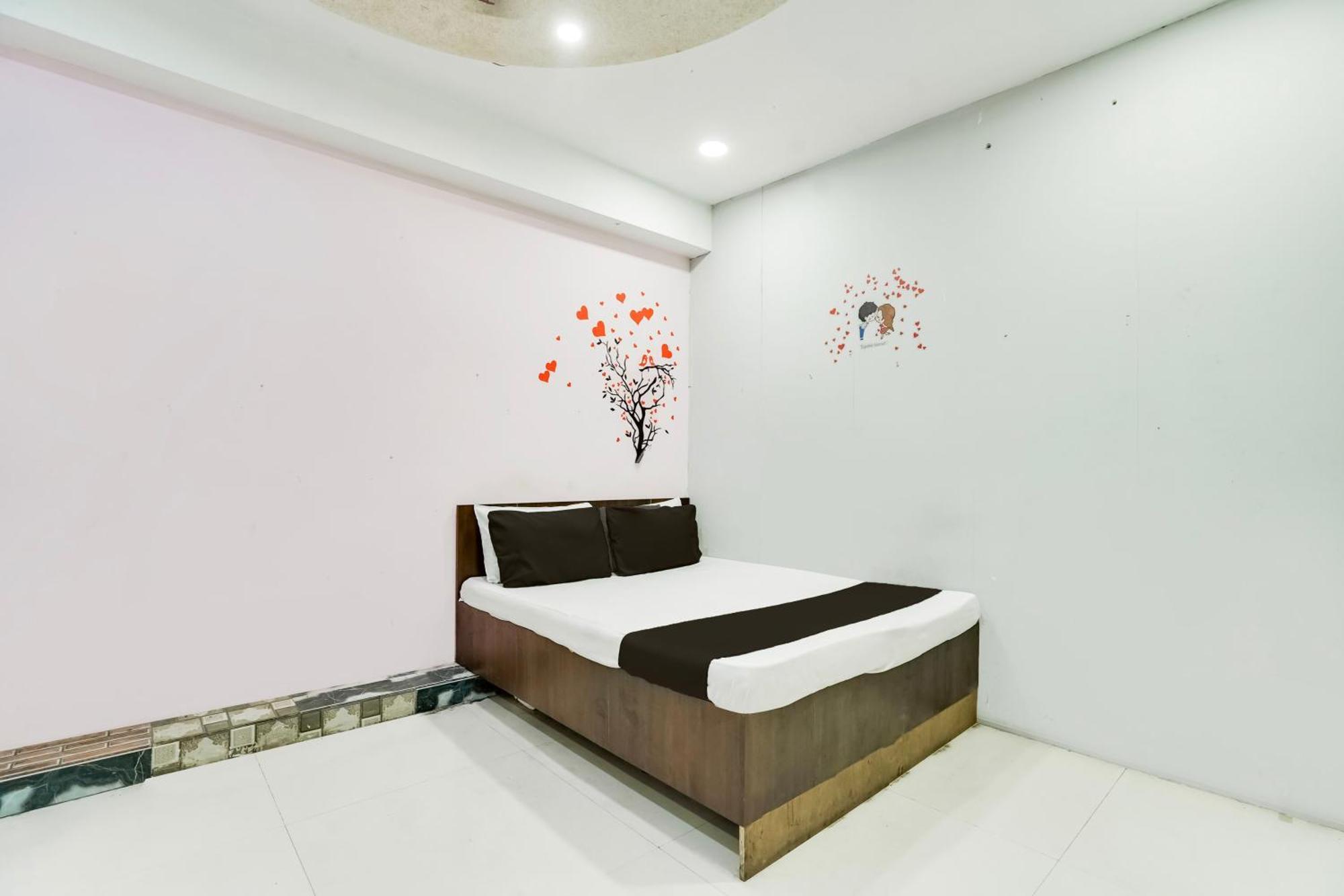 Hotel O Day Night Rooms Surat Dış mekan fotoğraf