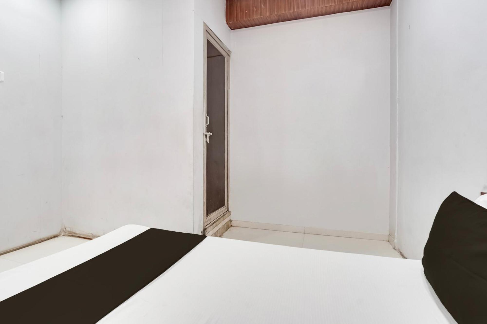 Hotel O Day Night Rooms Surat Dış mekan fotoğraf