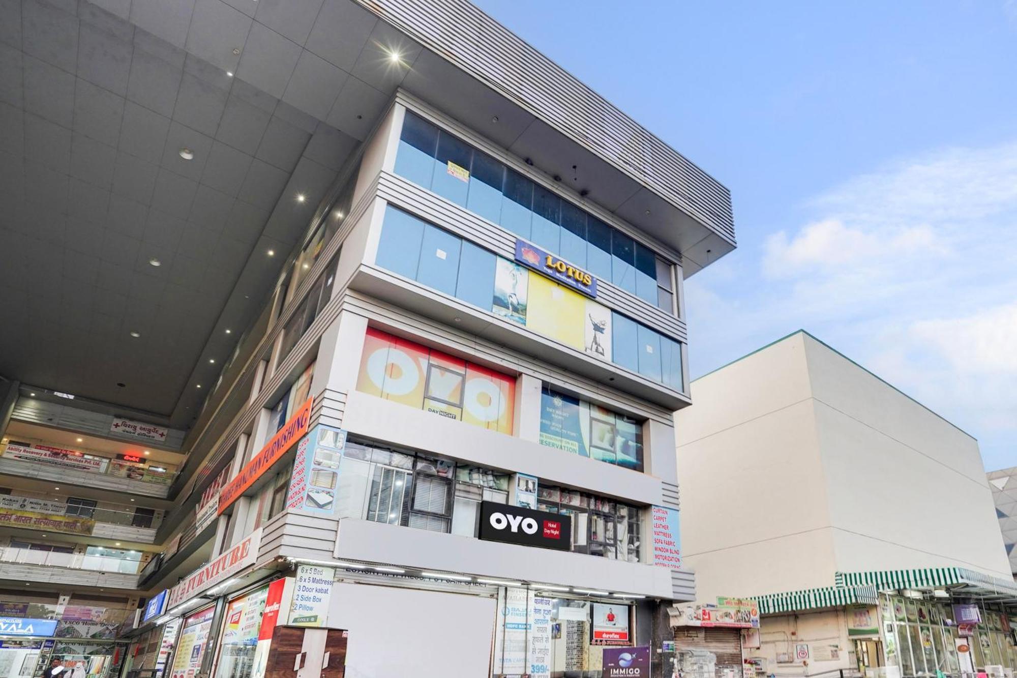 Hotel O Day Night Rooms Surat Dış mekan fotoğraf