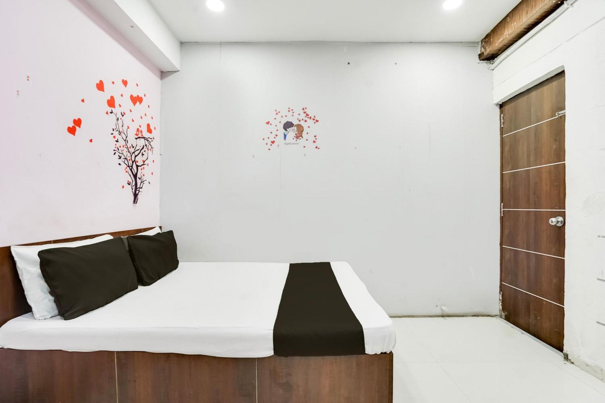 Hotel O Day Night Rooms Surat Dış mekan fotoğraf
